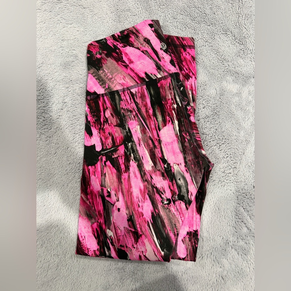 Lululemon Wunder train legging in pink/black pattern